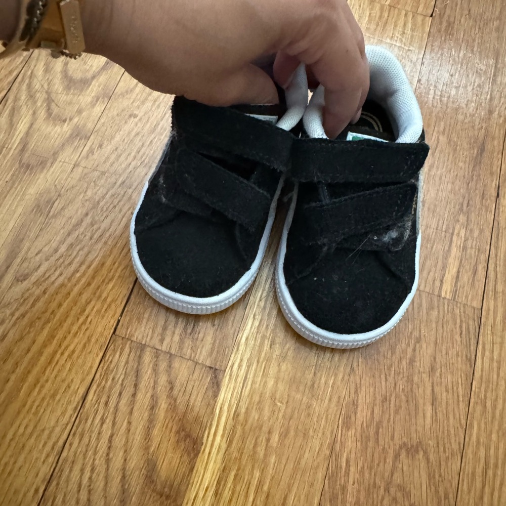 Black and White Low-Top Sneakers with Classic Design